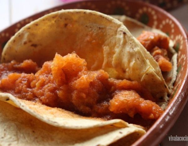 Tacos de chicharrón en salsa roja