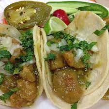 Tacos de chicharon en salsa verde